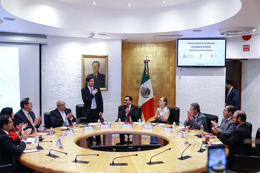 Juan Pablo Murra firma convenio