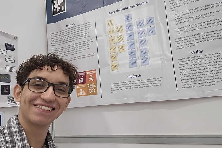 Juan Pablo Guti&eacute;rrez, estudiante del campus Monterrey, en Expo Ciencias nacional en Tabasco.