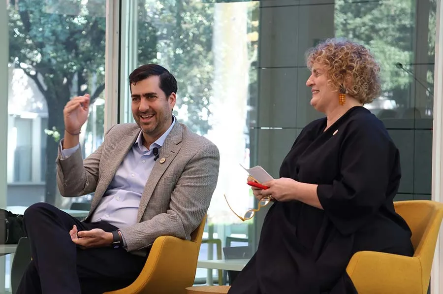 El rector Juan Pablo Murra y la vicepresindenta de de Inclusión, impacto social y sostenibilidad, Inés Sáenz sostuvieron una plática durante el reporte de Ruta Azul