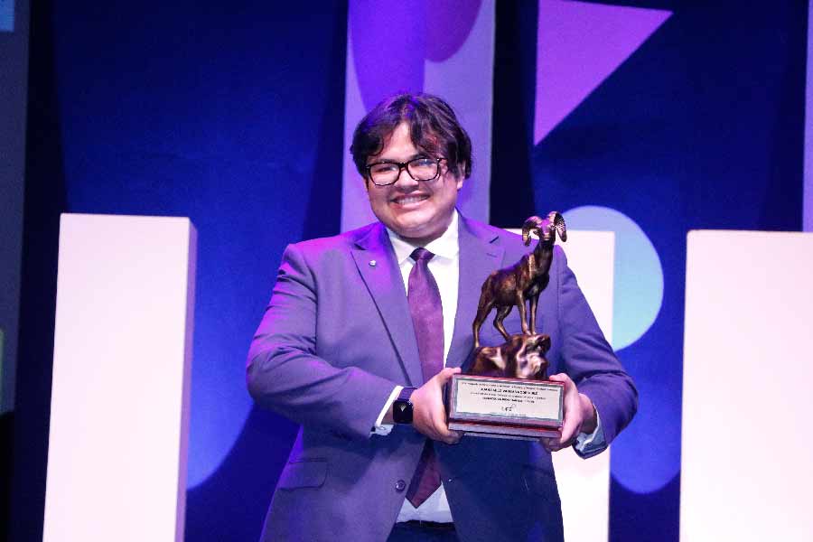 Juan Pablo Vargas Rodríguez con su borrego de oro.