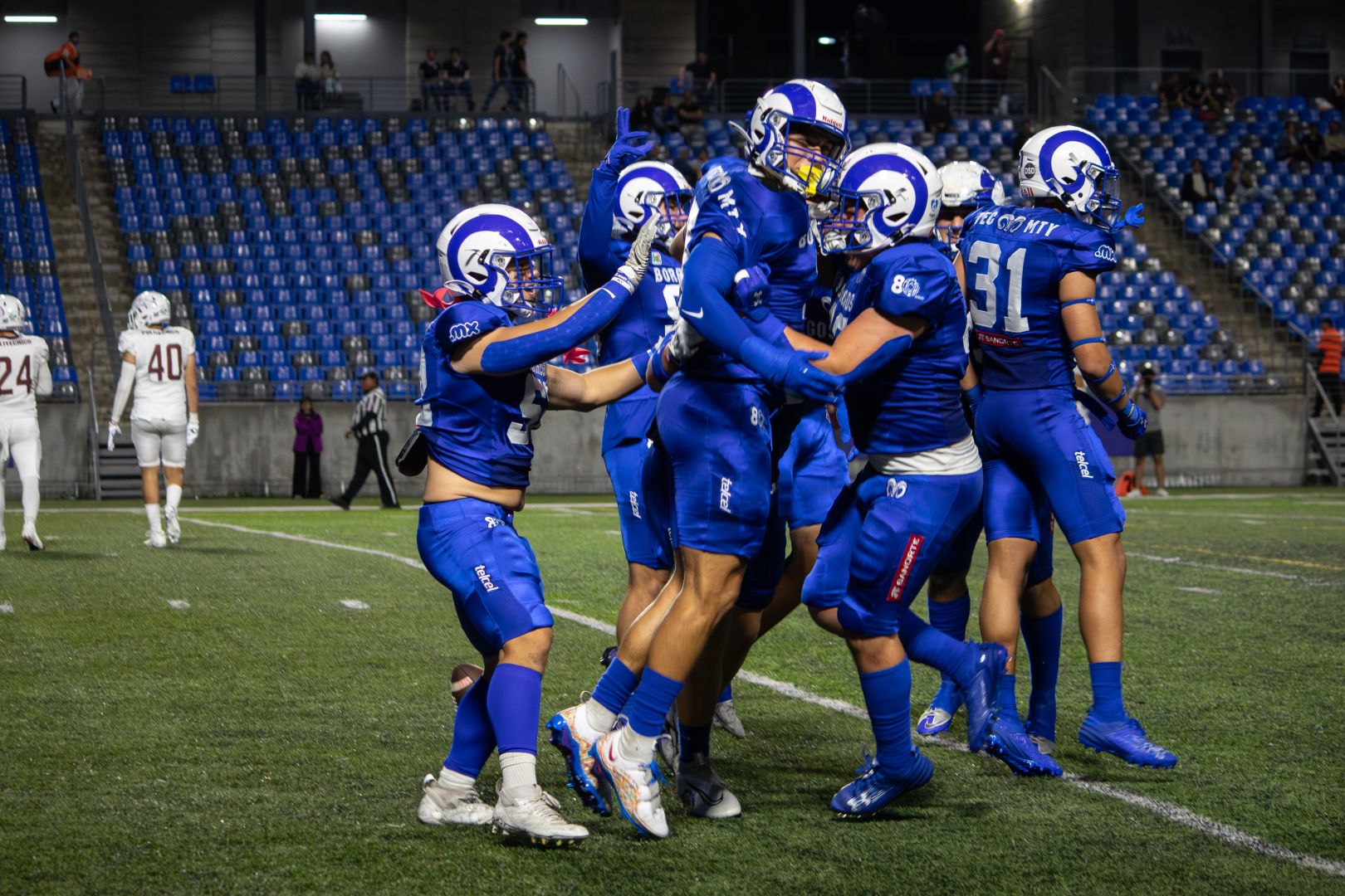 Jugadores de Borregos Monterrey en partido vs Burros Blancos del IPN.