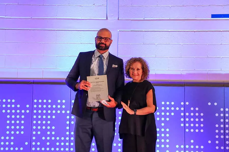 Julio César Mercado, integrante del Salón de la Fama Tec en el 2024, junto a Moraima Campbell, director de LiFE en la Región Monterrey.