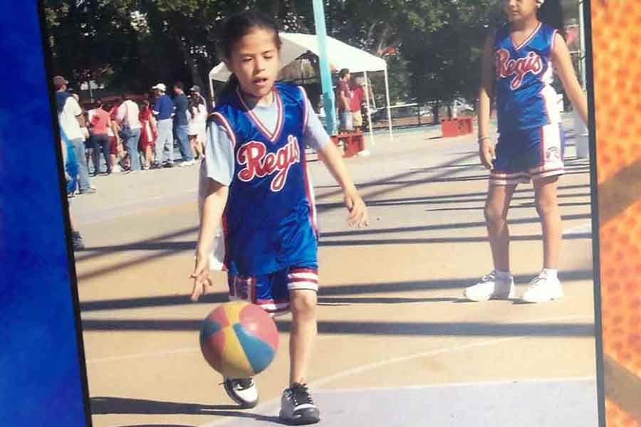 Karina Esquer con  5 años jugando basquetbol en el colegio.