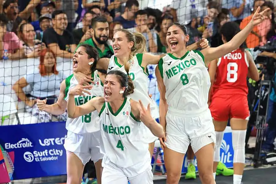 Karina Esquer con el equipo de 3x3 durante un FISU.