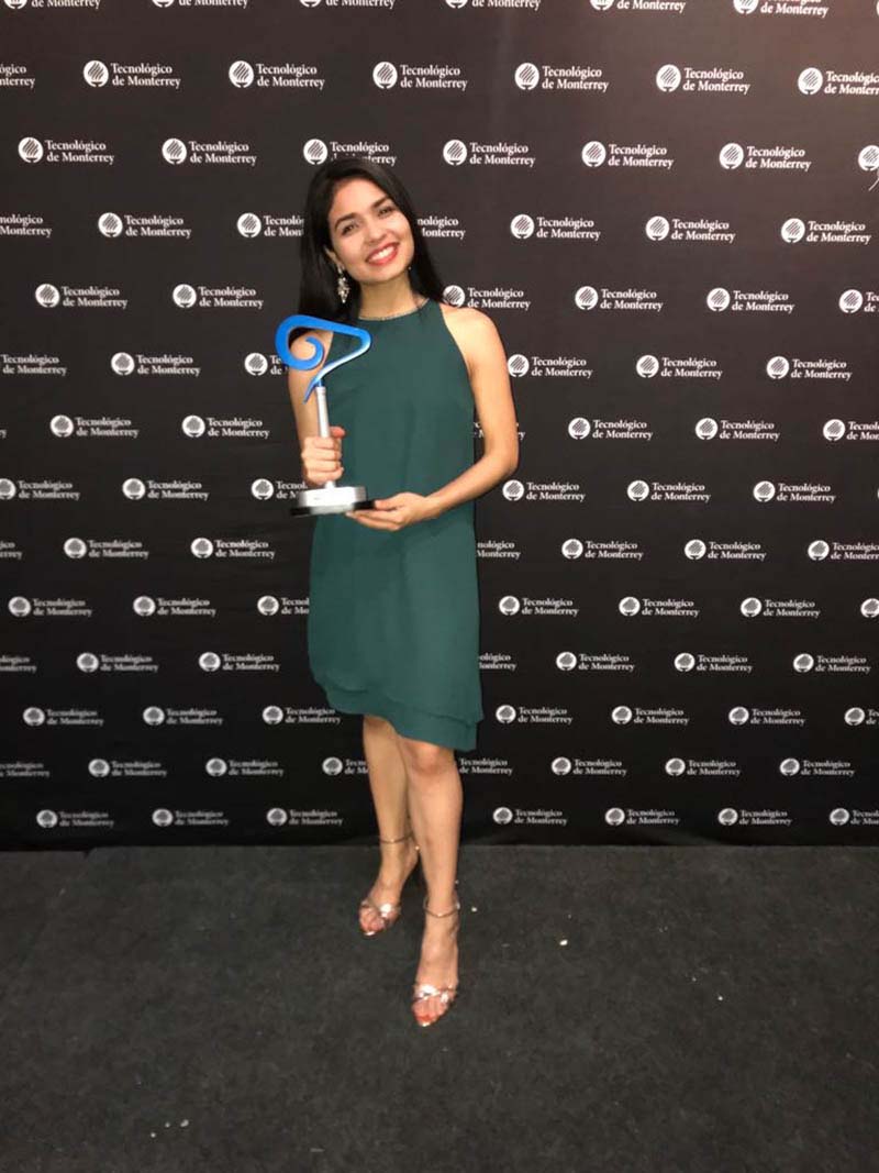 Karla Borda y premio reconociendo su talento en la danza