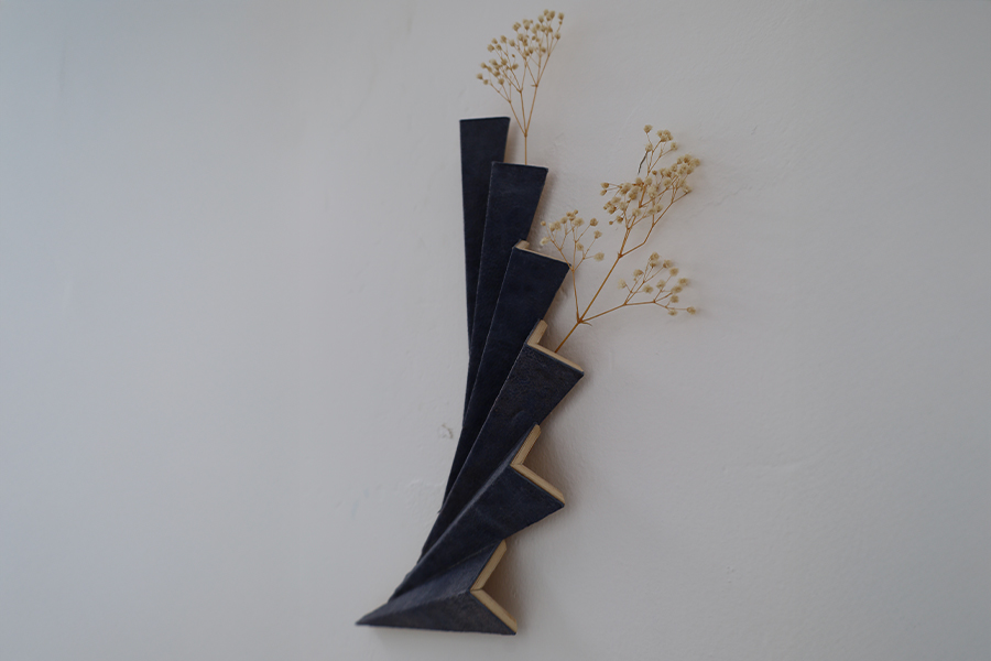 Florero modular Komorebi, diseñado por Carol Granciano con biomaterial Celium e inspirado en la técnica japonesa de kirigami.