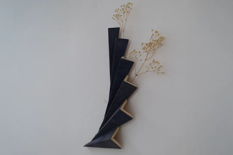 Florero modular Komorebi, diseñado por Carol Granciano con biomaterial Celium e inspirado en la técnica japonesa de kirigami.