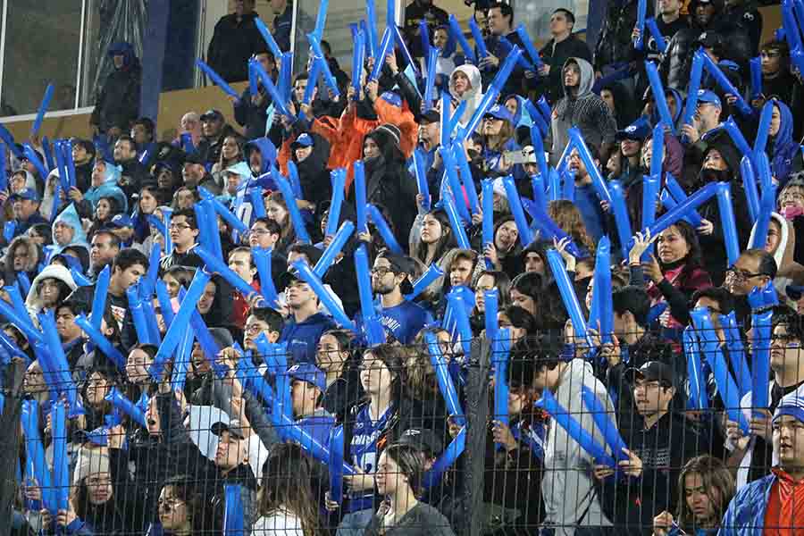 La afición de Borregos aguantó el frío y apoyó al equipo hasta el final. 