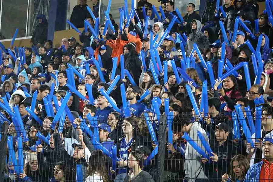 La afición de Borregos aguantó el frío y apoyó al equipo hasta el final.