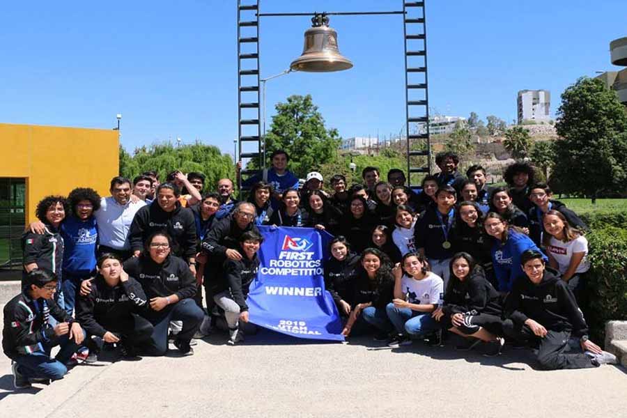 LamBot en el toque de la campana del campus. 