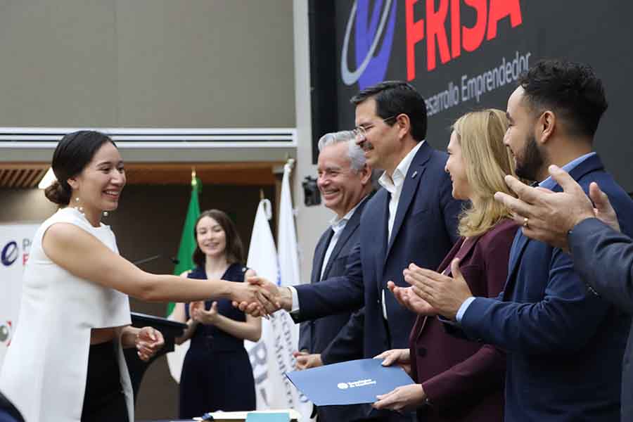 Alumna del campus Monterrey recibiendo el Premio FRISA en la Sala Mayor de Rectoría