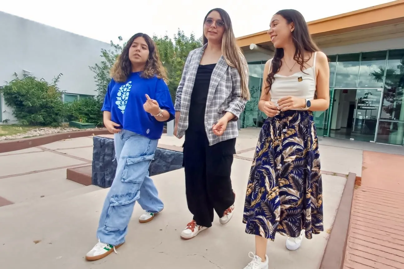 Las integrantes de AureoBos hablan sobre su producto para combatir la mastitis bovina en el ganado lechero durante una caminata por el campus Chihuahua del Tec de Monterrey.