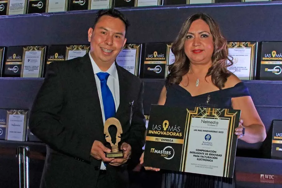 El premio fue recibido por Araceli Tovar, manager de Compensaciones de TECservices Nacional, y Luis Fortanel, especialista de Analitica Avanzada y Ciencia de Datos del Tec.