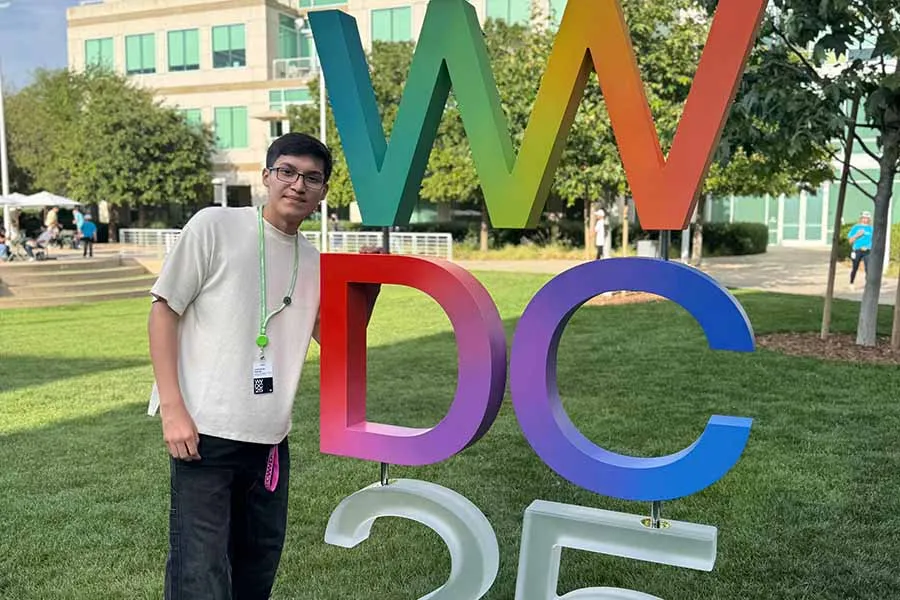 Leonardo González, estudiante del campus Monterrey, en WWDC 2025 de Apple. 
