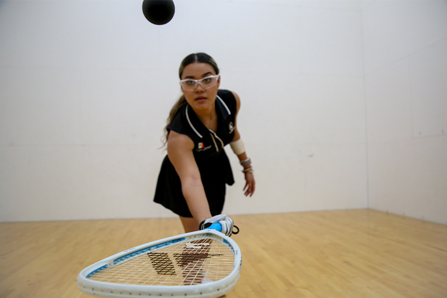 Leonela Osorio rebotando la pelota sobre su raqueta