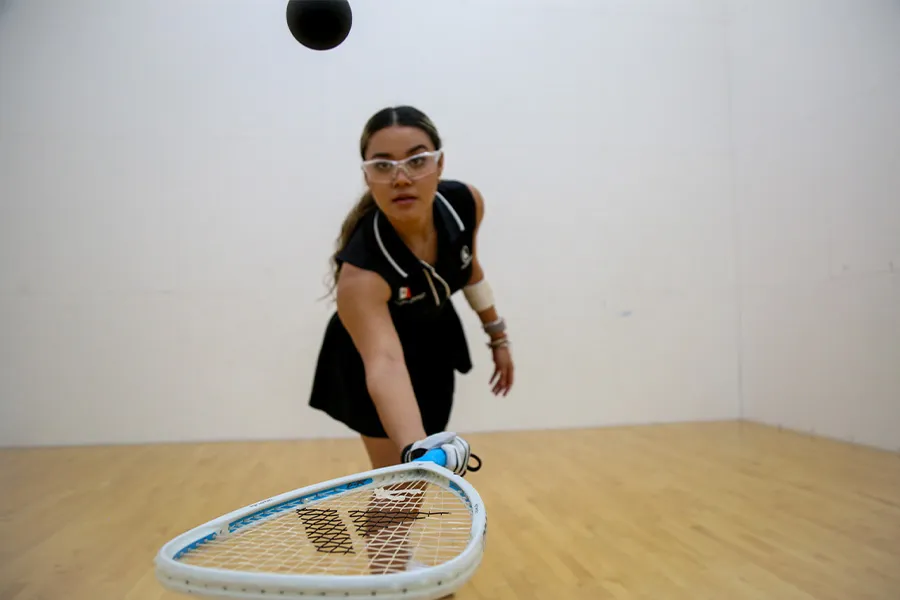 Leonela Osorio rebotando la pelota sobre su raqueta