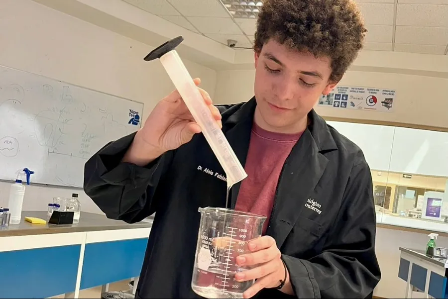 Leopoldo Esc&aacute;rcega en el Laboratorio de Biotecnolog&iacute;a del Tec de Monterrey campus Chihuahua.