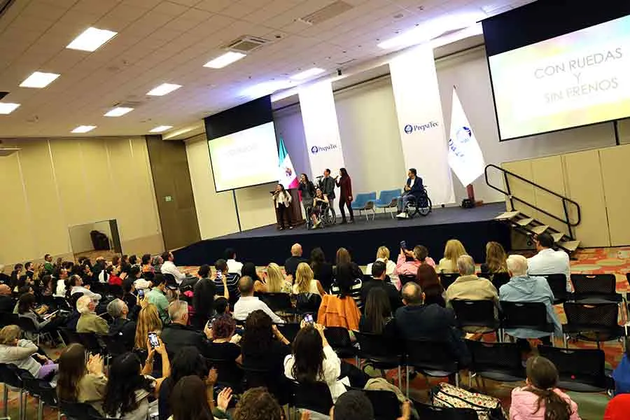 Libro superación personal presentado por EXATEC en el Tec Guadalajara.