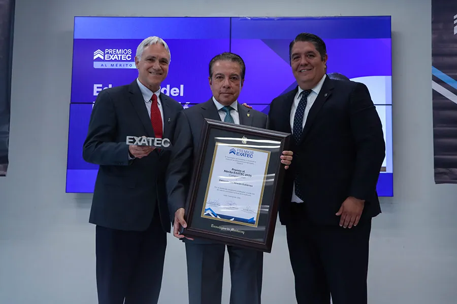 Edgardo del Rincón recibiendo el Premio al Mérito EXATEC