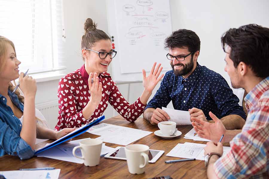 Personas colaborando en la oficina