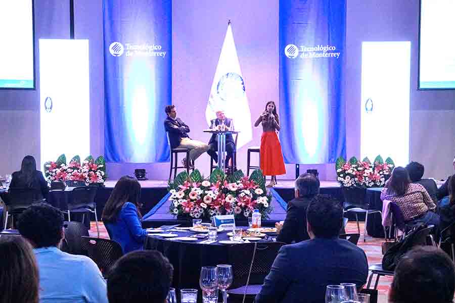 Liderazgo humanista en las empresas, panel de EXATEC de Negocios. 