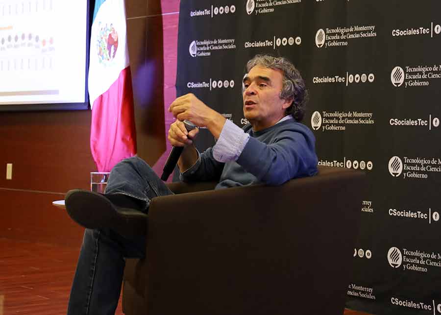 Liderazgo social, con propósito, fue el tema de la ponencia del académico y político Sergio Fajardo.