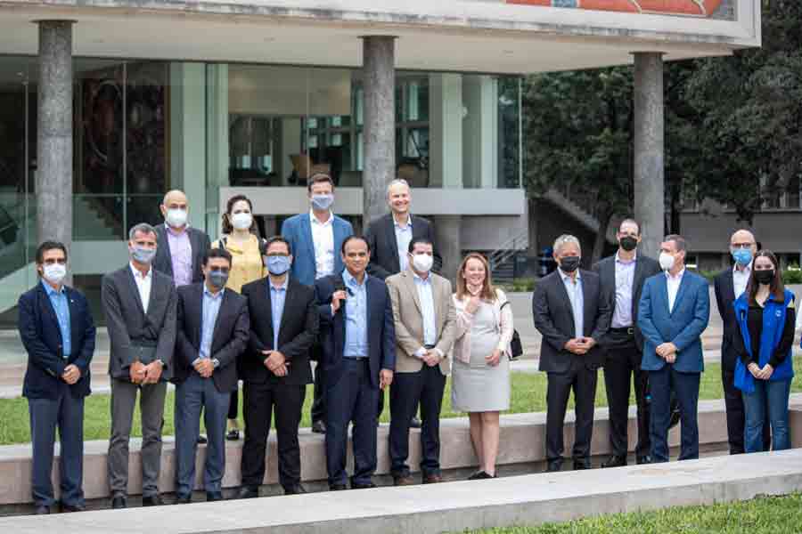 Líderes Chubb y Tec de Monterrey frente a mural de Rectoría