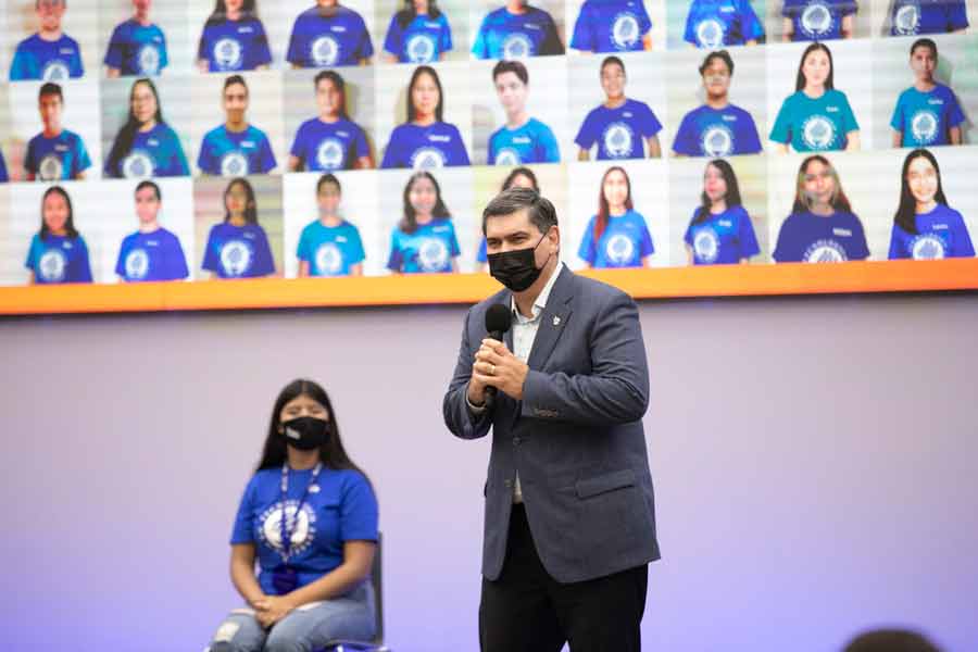 David Garza, rector y presidente ejecutivo del Tec, charló con un joven de la nueva generación y una egresada del programa Líderes del Mañana.