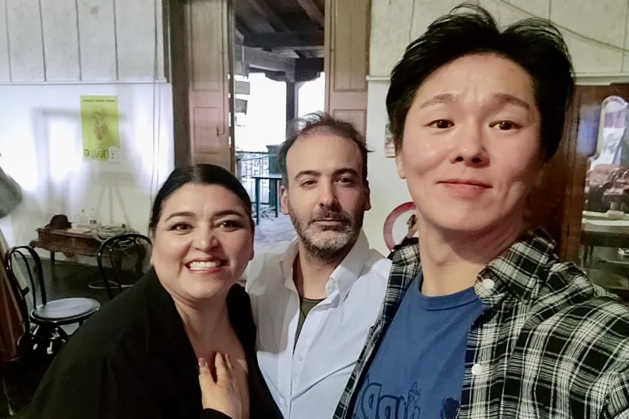 Lillián Viveros, del Tec campus Chihuahua, Achille Munari, actor italiano, y Jinwoo Park, actor Coreano, en el Teatro Orens, en Mentecreto, Italia.