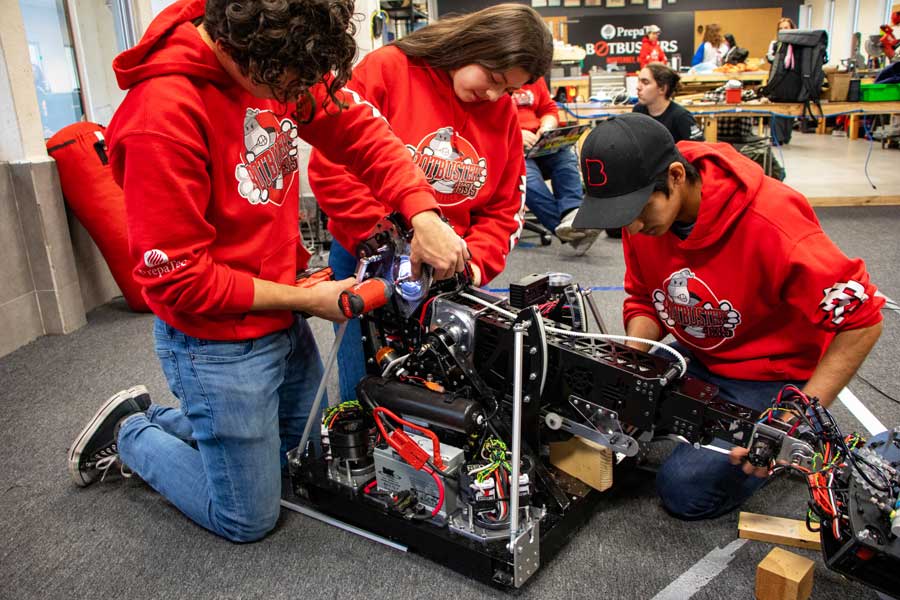 Los integrantes de Botbusters trabajando en el robot para CHARGED UP.