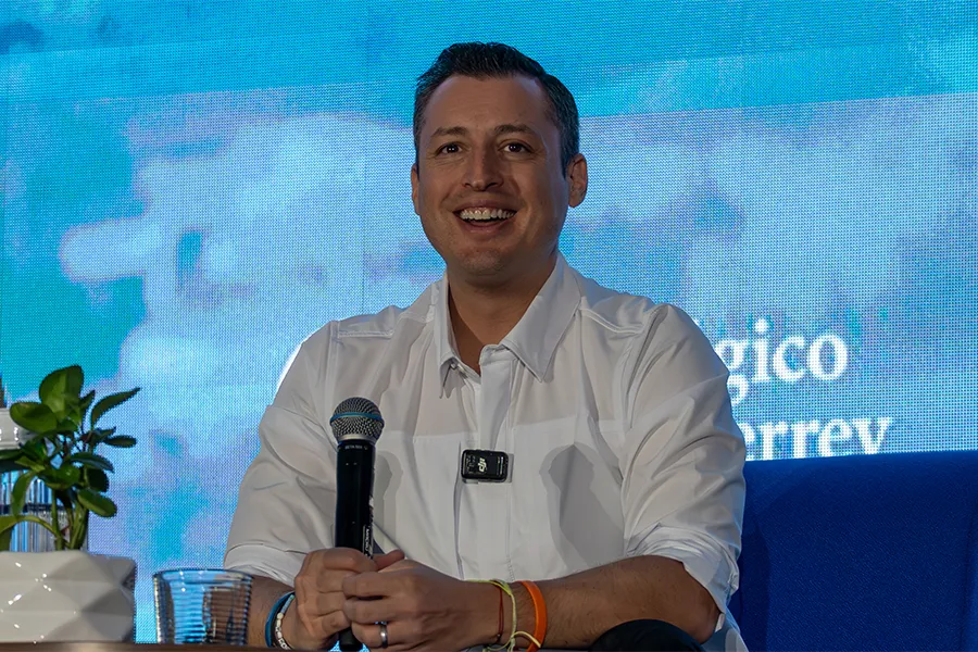 Luis Donaldo Colosio dando conferencia sobre liderazgo.