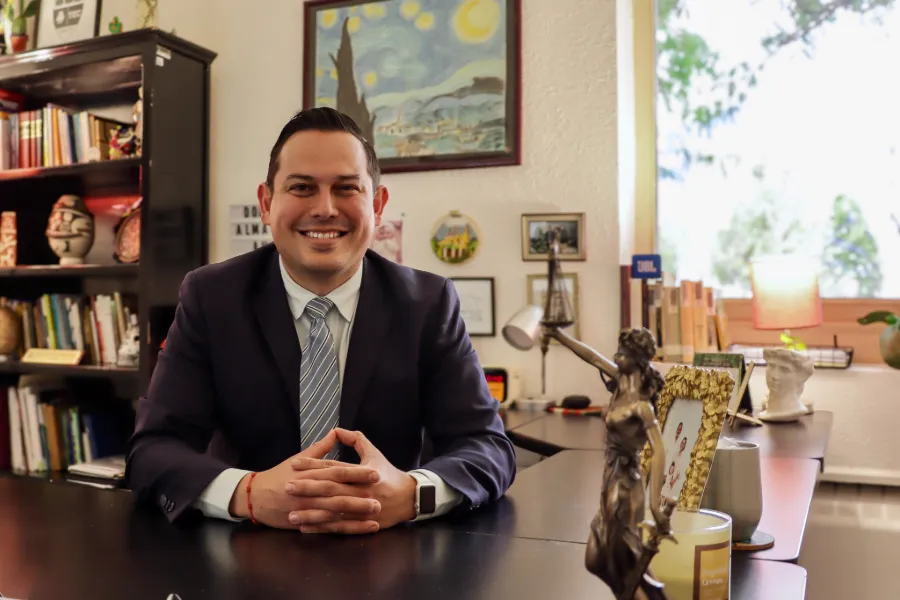 El abogado Luis Gerardo Ortiz, del Tec campus Chihuahua y autor del libro De chile, de dulce y de drama, en su oficina.