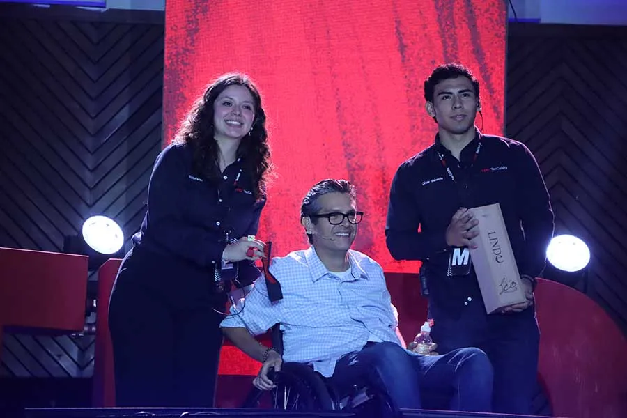 Luis Quintana con organizadores de TEDxTecdeMty.