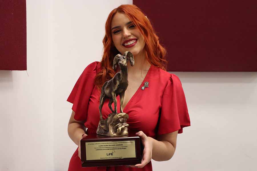Laura Elena Delgado, ganadora del Borrego de Oro en Acompañamiento de Pares de la generación diciembre 2023.