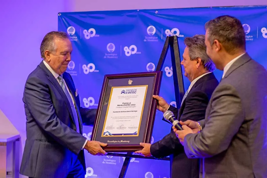 Humberto Schwarzbeck recibe el premio al Mérito EXATEC 2023
