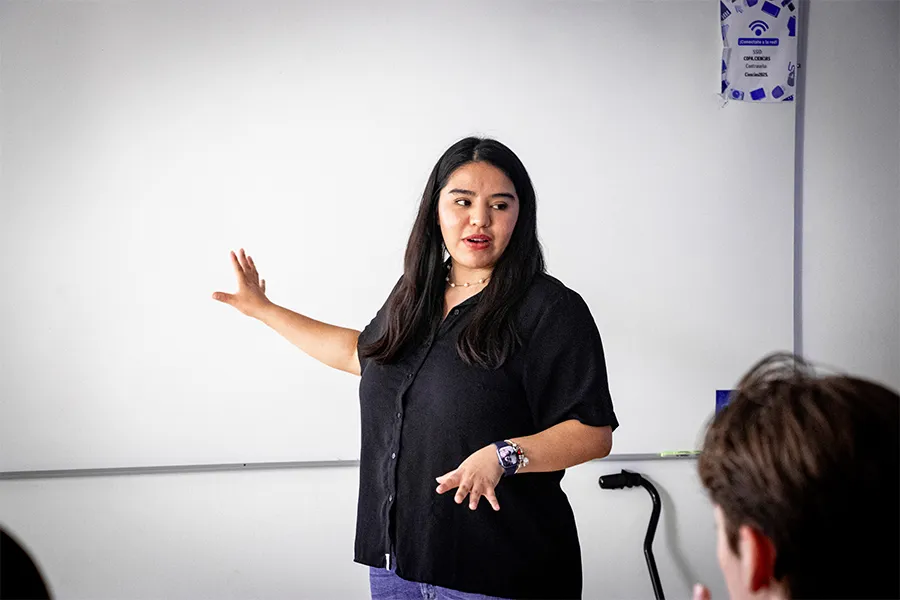 Maestra dando clase en salón