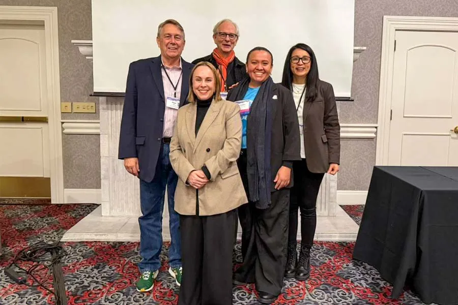 Maestra Elizabeth Alvarado, junto con equipo de PrepaTec en &Oacute;regon, Estados Unidos.