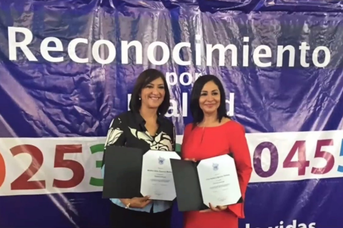 Profesora Irma Nydia con su compañera y amiga Martha Esparza