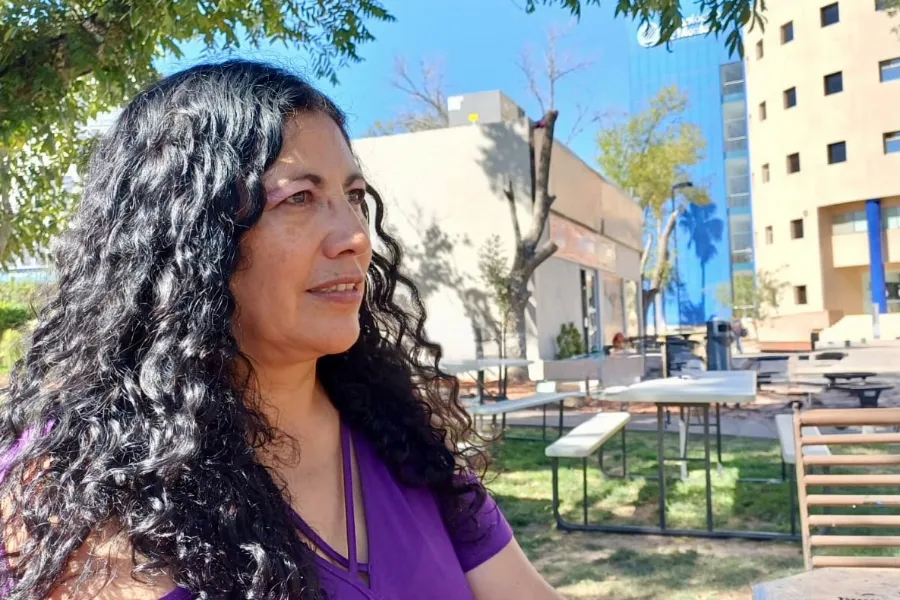 La doctora Ma. Elena Mart&iacute;nez, docente de la Escuela de Medicina y Ciencias de la Salud del campus Chihuahua en los jardines del &Aacute;gora. 