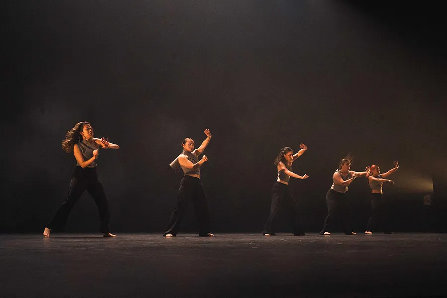 Cinco bailarinas en el escenario