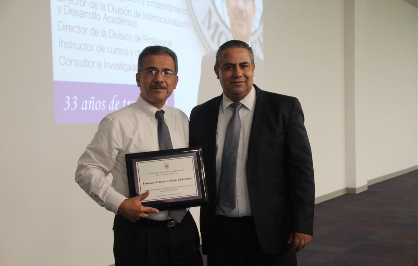 Maestro Fortunato (izquierda) con el director Marco Vargas.