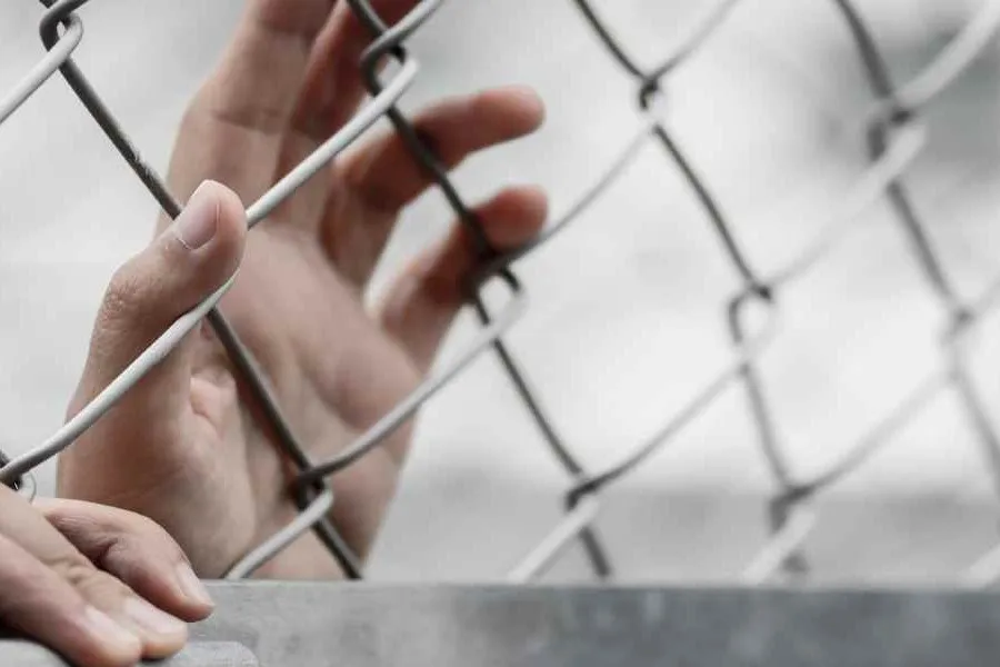 mano-tocando-reja