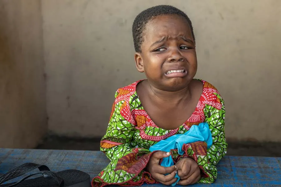 Foto del EXATEC Manuel Delgado, donde aparece llorando un niño de Ghana