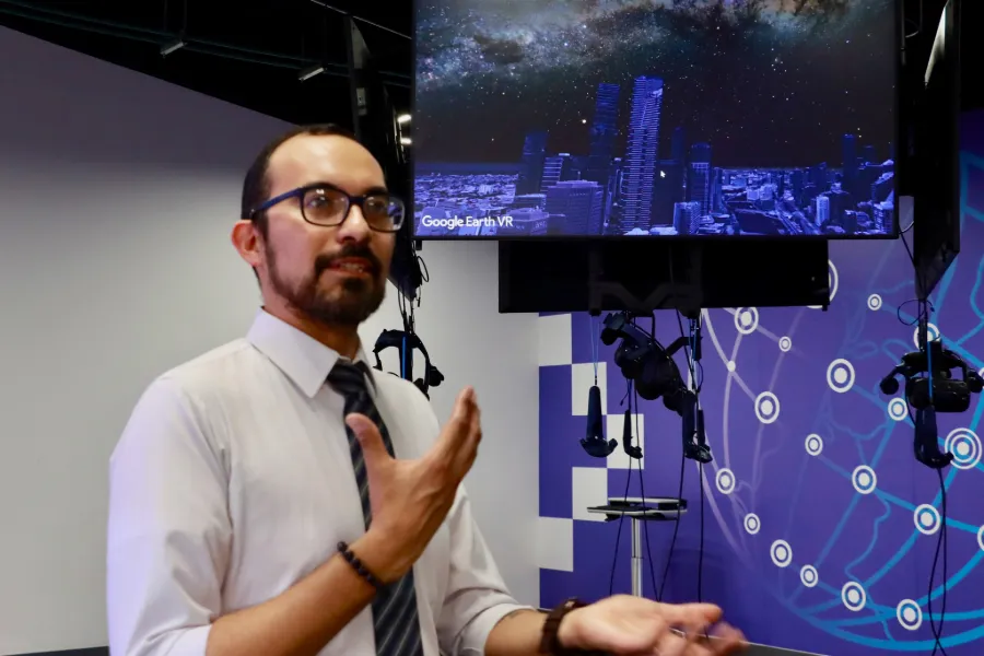 El profesor Manuel Sotelo en el Laboratorio de Negocios Internacionales.