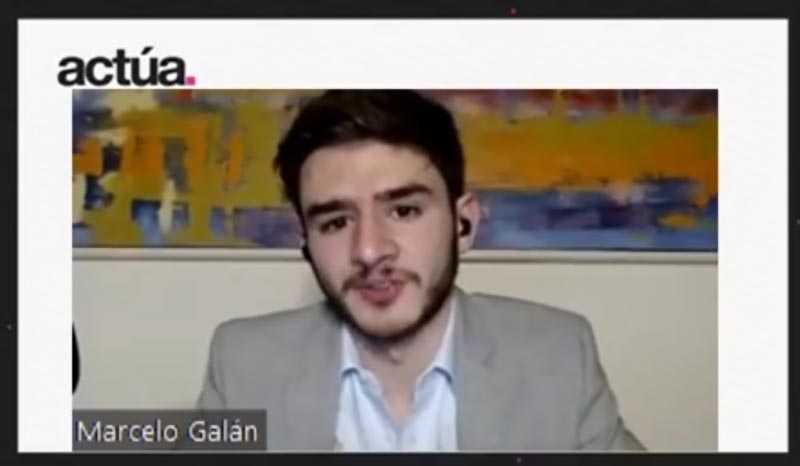 Marcelo Galán, estudiantes de Economía y moderador del panel.