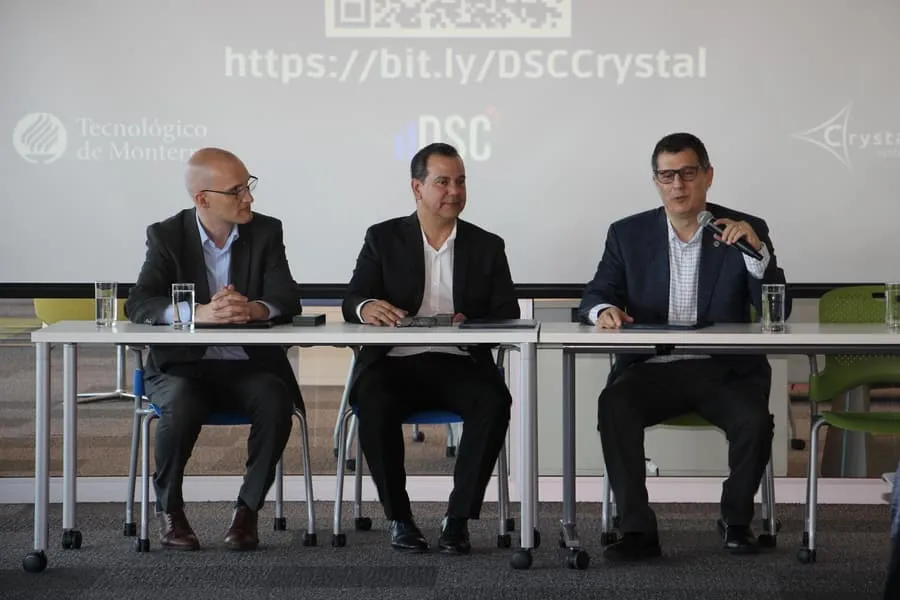 Marco Rossetti, David Aguilar, de Crystal System Group, y Hugo Garza, VP de proyectos estratégicos del Tec, firmaron el convenio de colaboración. 