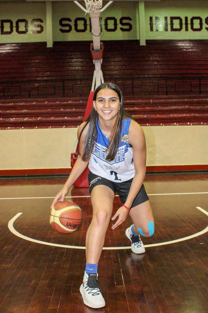 Mariana botando el balón