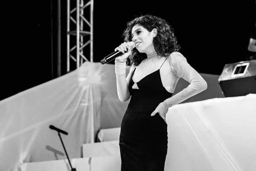 mariana-durante-una-presentacion-musical