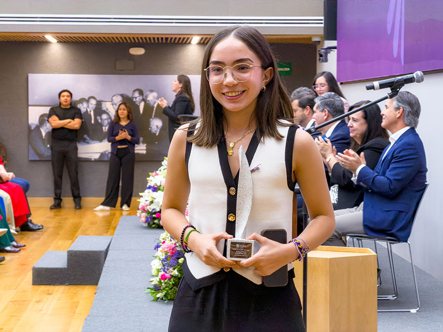 MArla posando con su reconocimiento