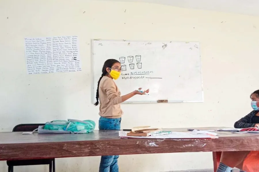 Marlen, Lider del Mañana, impartiendo clases de regularización a niños de primaria.